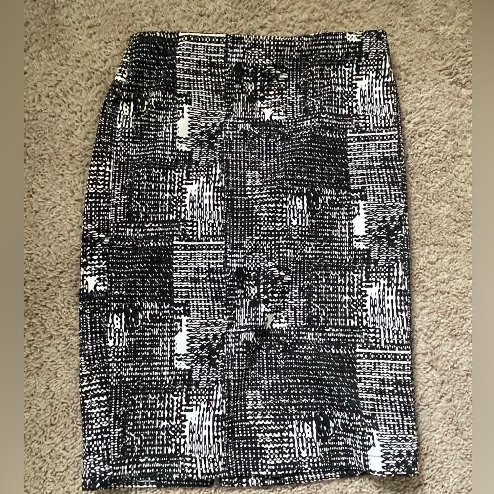 EUC Vince Camuto zipper back or skirt. Medium but fits like a large.